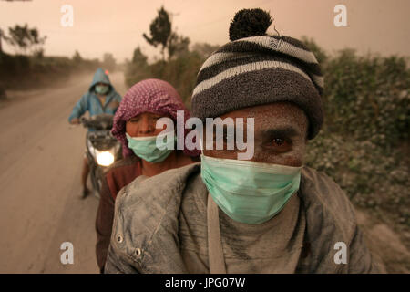 Nord-Sumatra, Indonesien. 2. August 2017. Die Leute nehmen Abdeckung aus vulkanischer Asche gespuckt von Mount Sinabung in Karo, Nord-Sumatra, Indonesien, auf 2. August 2017. Bildnachweis: YT Haryono/Xinhua/Alamy Live-Nachrichten Stockfoto