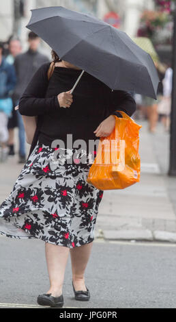 London, UK. 2. August 2017. Ein Fußgänger in Piccadilly Street London mit einem Regenschirm als der Monat August ist Froecast eine Auswaschung Credit werden: Amer Ghazzal/Alamy Live-Nachrichten Stockfoto