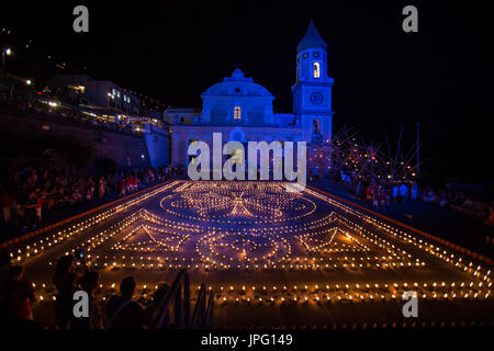 Praiano, Salerno, Italien. 1. August 2017. Kirche San Gennaro in Praiano mit der Majolika-Terrasse Kerzen gesäumt, während Saint Domenico Lichterfest. " Bildnachweis: Piero Castellano/Alamy Live-Nachrichten Stockfoto