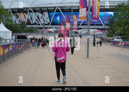 London, UK. 2. August 2017. Ein freiwilliger, bekannt als "Runner", in offizieller Uniform gekleidet durch den Olympiapark auf dem Weg zum Stadion London geht. Die IAAF Weltmeisterschaften London 2017 beginnen offiziell am 4. August, aber Teams von Freiwilligen und Mitarbeiter sind beschäftigt mit den Vorbereitungen für die Eröffnung der Veranstaltung. Bildnachweis: Stephen Chung/Alamy Live-Nachrichten Stockfoto