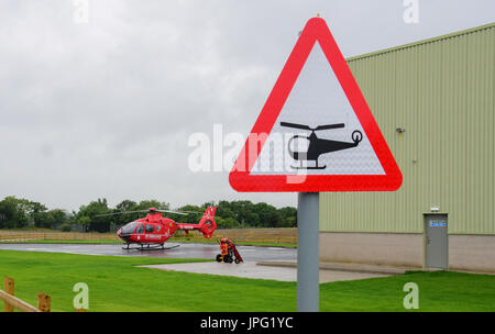 Lisburn, Nordirland, Vereinigtes Königreich. 2. August 2017. Air Ambulance Nordirland (AANI) nimmt offiziell in die Luft, Nordirland Ambulance Service (NIAS) zu unterstützen. Die Luft-Krankenwagen werden am Labyrinth Long Kesh und St Angelo Flughafen, Enniskillen beruhen.  Lisburn, Nordirland, Vereinigtes Königreich - 2. August 2017 Credit: Mark Winter/Alamy Live-Nachrichten Stockfoto