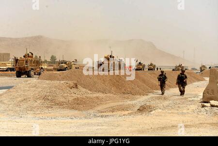 Kandahar. 2. August 2017. Foto auf 2. August 2017 zeigt NATO-Konvoi auf dem Gelände des Angriffs in der Provinz Kandahar, Afghanistan. Eine Explosion einen NATO-Konvoi in der Nähe eines Flughafens in Kandahar Stadt, Hauptstadt von Afghanistan der südlichen Provinz von Kandahar am Mittwoch, schlug Unfall verlassen, bestätigt der NATO entschlossene Unterstützung (RS). Bildnachweis: Sanaullah Seiam/Xinhua/Alamy Live-Nachrichten Stockfoto