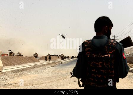 Kandahar, Afghanistan. 2. August 2017. Eine afghanische Sicherheit Kraft Mitglied steht auf dem Gelände des Angriffs in der Provinz Kandahar, Afghanistan, 2. August 2017. Eine Explosion einen NATO-Konvoi in der Nähe eines Flughafens in Kandahar Stadt, Hauptstadt von Afghanistan der südlichen Provinz von Kandahar am Mittwoch, schlug Unfall verlassen, bestätigt der NATO entschlossene Unterstützung (RS). Bildnachweis: Sanaullah Seiam/Xinhua/Alamy Live-Nachrichten Stockfoto