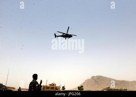 Kandahar, Afghanistan. 2. August 2017. Ein Hubschrauber fliegt über die Website des Angriffs in der Provinz Kandahar, Afghanistan, 2. August 2017. Eine Explosion einen NATO-Konvoi in der Nähe eines Flughafens in Kandahar Stadt, Hauptstadt von Afghanistan der südlichen Provinz von Kandahar am Mittwoch, schlug Unfall verlassen, bestätigt der NATO entschlossene Unterstützung (RS). Bildnachweis: Sanaullah Seiam/Xinhua/Alamy Live-Nachrichten Stockfoto