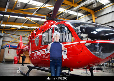 Lisburn, Nordirland, Vereinigtes Königreich. 2. August 2017. Abgebildet ist 11 Jahre alt Conor McMullan von Castlewellan County Down, die das erste Opfer war, dass die Air Ambulance ins Krankenhaus. Conor beteiligte sich an einem Bauernhof-Unfall führte zu einem Fractured-Schädel. Er wird St Malachys High-School im September teilnehmen. Er ist sehr dankbar, dass Luft-Krankenwagen-NI und Neurochirurgen am Royal Victoria Hospital. Lisburn, Nordirland, Vereinigtes Königreich - 2. August 2017 Credit: Mark Winter/Alamy Live-Nachrichten Stockfoto