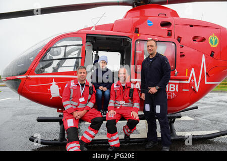 Lisburn, Nordirland, Vereinigtes Königreich. 2. August 2017. 11 Jahre alten Conor McMullan von Castlewellan County Down mit klinischen führen Darren Monaghan, Operationen führen Glenn O'Rouke und Chief Pilot David O'Toole vereint. Conor war das erste Opfer, das die Air Ambulance ins Krankenhaus nahm. Conor beteiligte sich an einem Bauernhof-Unfall führte zu einem Fractured-Schädel.  Lisburn, Nordirland, Vereinigtes Königreich - 2. August 2017 Credit: Mark Winter/Alamy Live-Nachrichten Stockfoto