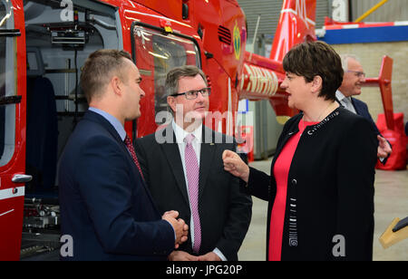 Lisburn, Nordirland, Vereinigtes Königreich. 2. August 2017. DUP Politiker Sir Jeffrey Donaldson mit Party Leader Arlene Foster Teilnahme an der Einführung des ersten Nordirland Air Ambulance Service. Lisburn, Nordirland, Vereinigtes Königreich - 2. August 2017 Credit: Mark Winter/Alamy Live-Nachrichten Stockfoto