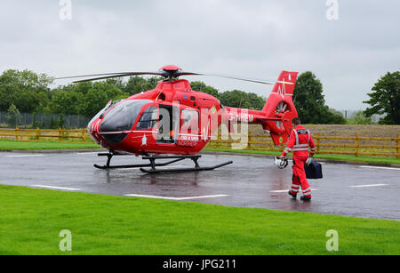 Lisburn, Nordirland, Vereinigtes Königreich. 2. August 2017. Air Ambulance Nordirland (AANI) nimmt offiziell in die Luft, Nordirland Ambulance Service (NIAS) zu unterstützen. Die Luft-Krankenwagen werden am Labyrinth Long Kesh und St Angelo Flughafen, Enniskillen beruhen.  Lisburn, Nordirland, Vereinigtes Königreich - 2. August 2017 Credit: Mark Winter/Alamy Live-Nachrichten Stockfoto