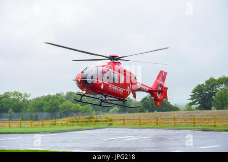 Lisburn, Nordirland, Vereinigtes Königreich. 2. August 2017. Air Ambulance Nordirland (AANI) nimmt offiziell in die Luft, Nordirland Ambulance Service (NIAS) zu unterstützen. Die Luft-Krankenwagen werden am Labyrinth Long Kesh und St Angelo Flughafen, Enniskillen beruhen.  Lisburn, Nordirland, Vereinigtes Königreich - 2. August 2017 Credit: Mark Winter/Alamy Live-Nachrichten Stockfoto