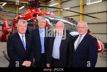 Moy, UK. 2. August 2017. Air Ambulance Nordirland (AANI) Treuhänder Terence und Raymond Donnelly, Rodney Connor und Chairman Ian Crowe Rodney Conner beim offiziellen Start des Dienstes. Lisburn, Nordirland, Vereinigtes Königreich - 2. August 2017 Credit: Mark Winter/Alamy Live-Nachrichten Stockfoto