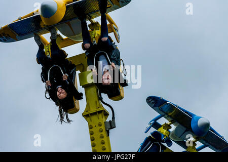 Brighton, UK. 2. August 2017. Großbritannien Wetter. Zwei junge Frauen, die Spaß am Festplatz fahren im Regen, Pier von Brighton, Brighton, East Sussex, UK. Bildnachweis: Grant Rooney/Alamy Live-Nachrichten Stockfoto