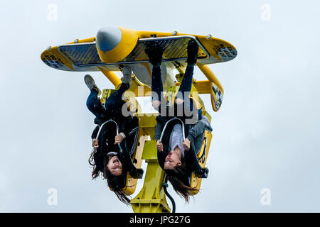 Brighton, UK. 2. August 2017. Großbritannien Wetter. Zwei junge Frauen, die Spaß am Festplatz fahren im Regen, Pier von Brighton, Brighton, East Sussex, UK. Bildnachweis: Grant Rooney/Alamy Live-Nachrichten Stockfoto