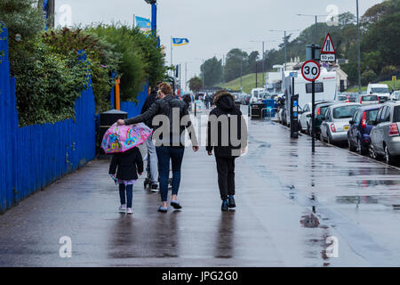 Southend, UK. 2. August 2017. Nach relativ heißen und sonnigen Mai und Juni ist das Wetter sehr nass in UK auf dem Höhepunkt der Weihnachtszeit geworden. Frühen Nachmittag Urlauber am Strand von Southend-on-Sea in Essex wurden gezwungen, in Deckung zu gehen, wie starker Regen fallen begann. Es wurde so dunkel, dass Autos hatten ihre Lichter auf. Prognose für morgen besser Kredit ist: Timothy Smith/Alamy Live News Stockfoto