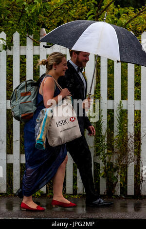 Lewes, UK. 2. August 2017. Großbritannien Wetter. Junge Menschen kommen zu Lewes Bahnhof im Regen auf dem Weg zum Glyndebourne Opera House für eine Aufführung von Don Pasquale, Lewes, East Sussex, UK. Bildnachweis: Grant Rooney/Alamy Live-Nachrichten Stockfoto