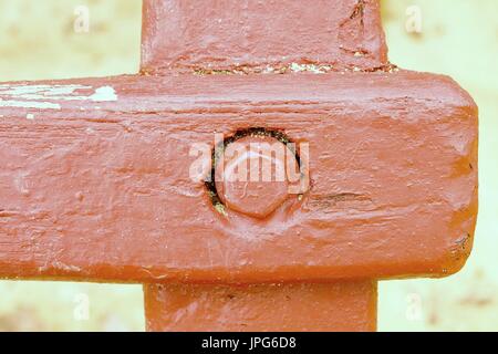 Stahlschraube gemeinsame Punkt der Holzbalken und Holzkonstruktion Stockfoto