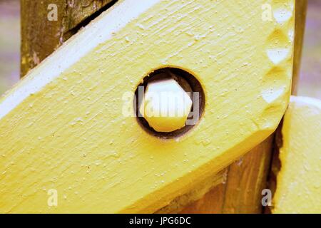 Stahlschraube gemeinsame Punkt der Holzbalken und Holzkonstruktion Stockfoto