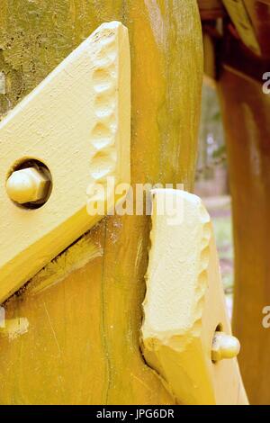 Stahlschraube gemeinsame Punkt der Holzbalken und Holzkonstruktion Stockfoto