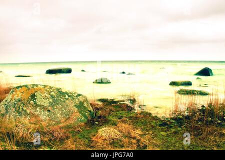 Die neblige Seenlandschaft in Ebb. Kalte Frühlingswetter Stockfoto