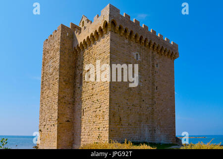 ein Blick auf das mittelalterliche befestigte Kloster von Lerins Abbey auf der Insel Saint-Honorat, Frankreich, umgeben vom Mittelmeer Stockfoto