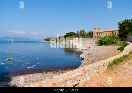 ein Blick auf die Lerins Abbey auf der Insel Saint-Honorat, Frankreich, an der Küste von Cannes im Hintergrund Stockfoto