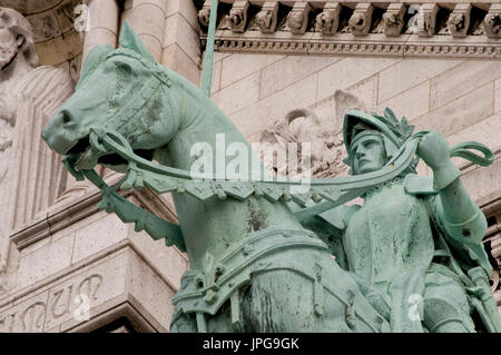 In der Nähe der Basilika der Heiligen Herzen von Paris (Sacré Coeur) und die Statue von Johanna von Orléans (Jeanne d'Arc), Montmartre, Paris, Frankreich. Stockfoto