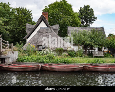 Zeile Boote vor der Bridge Cottage an Flatford, Suffolk, England, Vereinigtes Königreich. Stockfoto