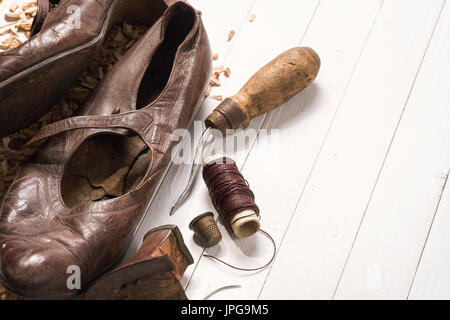 Alte Schuhe und Recovery-Tools. Hintergrund Stockfoto