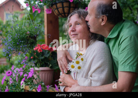 Fröhliche älteres Paar genießen das Leben im Landhaus Stockfoto