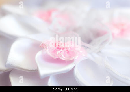 Nahaufnahme der Taufe Objekte mit weiße Blume Band Stockfoto