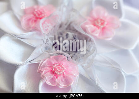Nahaufnahme der Taufe Objekte mit weiße Blume Band Stockfoto