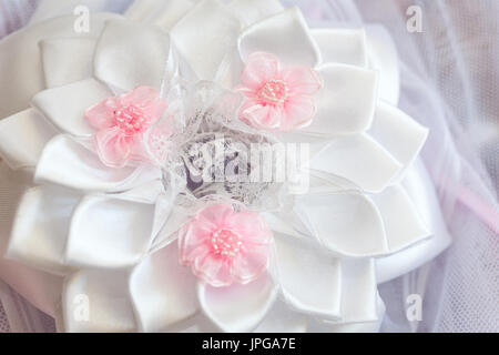 Nahaufnahme der Taufe Objekte mit weiße Blume Band Stockfoto