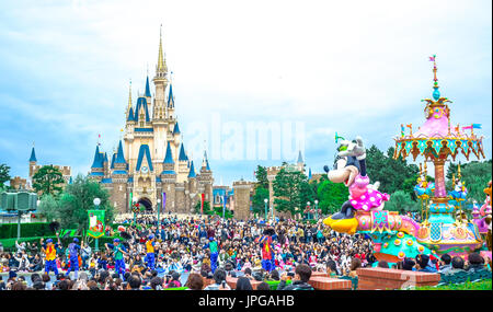 CHIBA, JAPAN: Touristen tagsüber Parade vor Cinderella Schloss genießen Sie an der Tokyo Disneyland Stockfoto