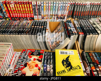 Bukarest, Rumänien - 6. Mai 2017: Japanische Manga Comic Magazine für Verkauf In lokalen Buchhandlung. Stockfoto