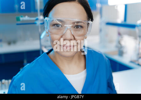 Mich sehr nette Frau, die an ihre Sicherheit denken Stockfoto