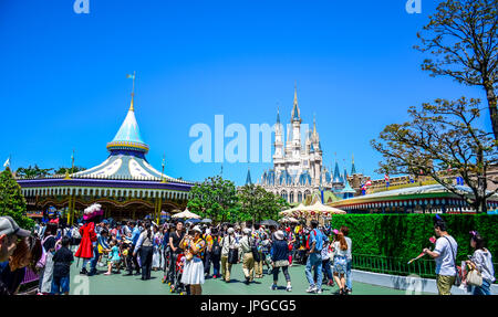 CHIBA, JAPAN: Touristen ihre Zeit in Tokyo Disneyland genießen Stockfoto