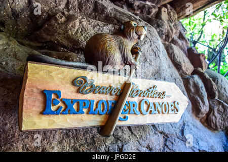 CHIBA, JAPAN: Biber Brüder Explorer Kanus Beschilderung, Critter Country, Tokyo Disneyland Stockfoto