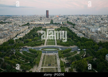 Süd-Ost-Blick auf Paris vom Eiffelturm mit Champ de Mars in den Vordergrund und Montparnasse-Turm im Hintergrund. Stockfoto