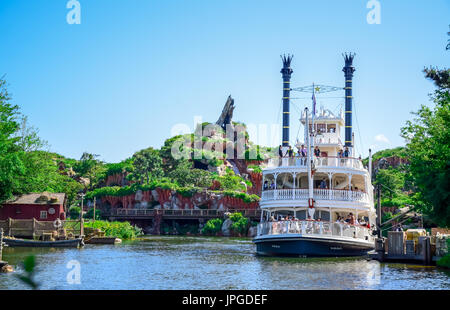 CHIBA, JAPAN: Mark Twain Riverboat im Fluss im Westernland, Tokyo Disneyland Stockfoto