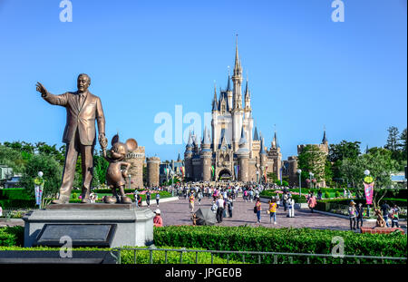 Walt Disney Statue an Mickey Mouse Hand mit Blick auf Cinderella Castle im Hintergrund, Tokyo Disneyland Stockfoto