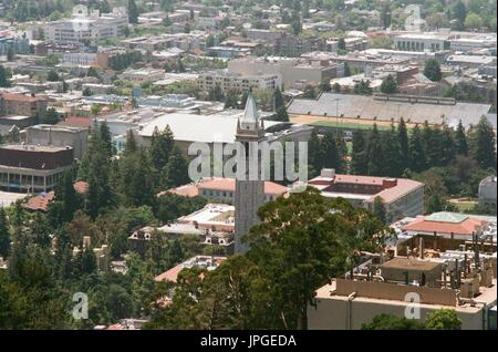 Luftaufnahme des Campus der University of California Berkeley (UC Berkeley), einschließlich des campanile Uhrenturms, Berkeley, Kalifornien, 19. Juni 2017. Stockfoto