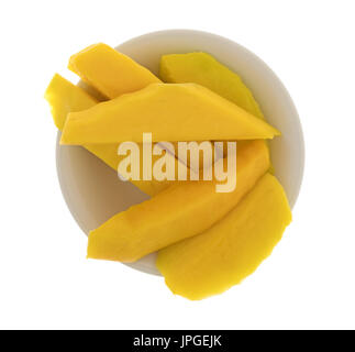 Draufsicht auf mehrere Scheiben frisch geschnittene Mango in einer kleinen Schüssel isoliert auf einem weißen Hintergrund. Stockfoto