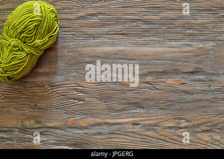 Garn auf einem alten hölzernen Hintergrund mit kopieren. Stockfoto