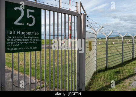 Tor an der hinteren Seite der Internationalen Flughafen Düsseldorf Stockfoto