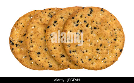 Eine kurze Reihe von Multi-Korn gebacken Cracker isoliert auf einem weißen Hintergrund. Stockfoto