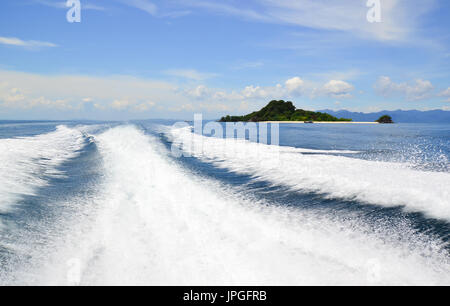 Aufwachen durch Kreuzfahrtschiff oder Spur Schwänzen der Geschwindigkeit Boot auf Wasseroberfläche in den Ozean mit natürlichen Hintergrund. Stockfoto