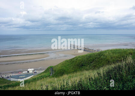 Saltburn Pier von der Spitze der Klippe hinunter auf das Meer und den Strand Stockfoto