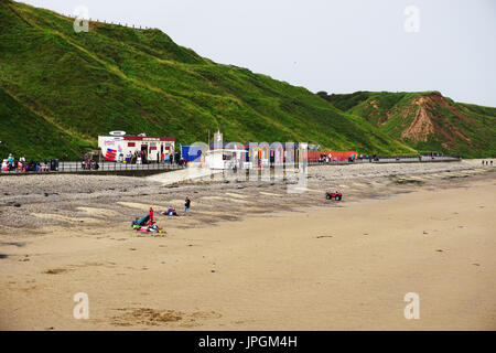 Saltburn Kurhaus-kiosken und Strand Stockfoto