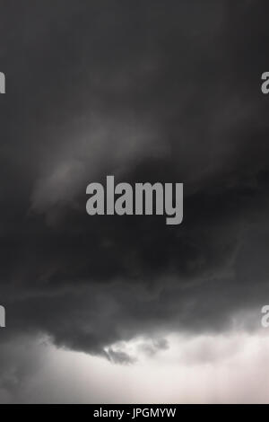 Zusammenfassung Hintergrund von Stimmungsvoller Himmel und dunkle Gewitterwolken. Sicht auf den stürmischen Himmel Landschaft Gewitter Stockfoto