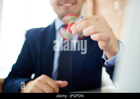 Betonte Geschäftsmann halten rollenden Spinner in der hand Stockfoto