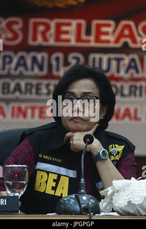 Jakarta, Indonesien. 1. August 2017. Minister der Finanzen von Indonesien, Sri Mulyani gab eine Aussage auf der Pressekonferenz im Zusammenhang mit der Offenlegung des niederländisch-indonesischen internationale Betäubungsmittel Syndicate im indonesischen Polizeipräsidium, Jakarta, 1. August 2017. 2 kg Methamphetamin Wert mehr als IDR 600 Milliarden sowie verhaftet zwei Kuriere und erschossen einen anderen. Bildnachweis: Pazifische Presse/Alamy Live-Nachrichten Stockfoto